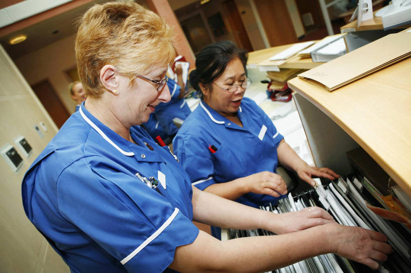 成年人,老年人,一个人,两个人,医院,站,横图,室内,白天,制服,英国,仅一个女性,仅一个人,文件,眼镜,首都,仅一个中年女性,摄影,文档,搜寻,女人,女性,中年女性,半身,彩图,病历