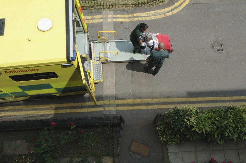 成年人,三个人,病人,横图,俯视,室外,白天,床,街道,救护车,英格兰,生病,摄影,灌木,协助,医疗设备,医疗器械,手术台,装货,手术床,紧迫,男人,女人,彩图,高角度拍摄,急救员