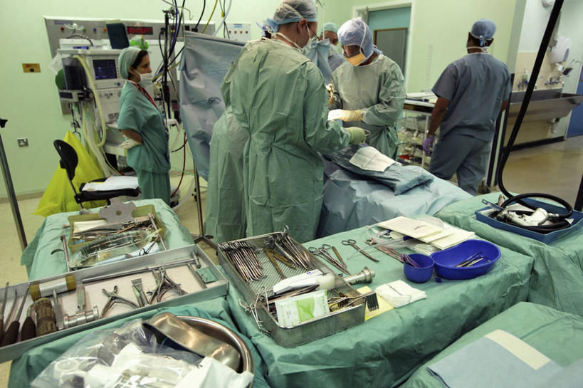 成年人,站,横图,俯视,室内,合作,团队,分离,过滤,分开,英格兰,口罩,隔断,治疗,遮掩,摄影,臀,隔离,手术,医疗,卫生,手术室,开刀,掩盖,遮挡,净化,间隔,预防,遮盖,防尘,外科医生,手术帽,掩饰,断绝,隔开,屏蔽,屏绝,远离,中断,阻遏,阻隔,股骨,手术器械,男人,女人,彩图,高角度拍摄,外科手术,手术衣,人工髋关节