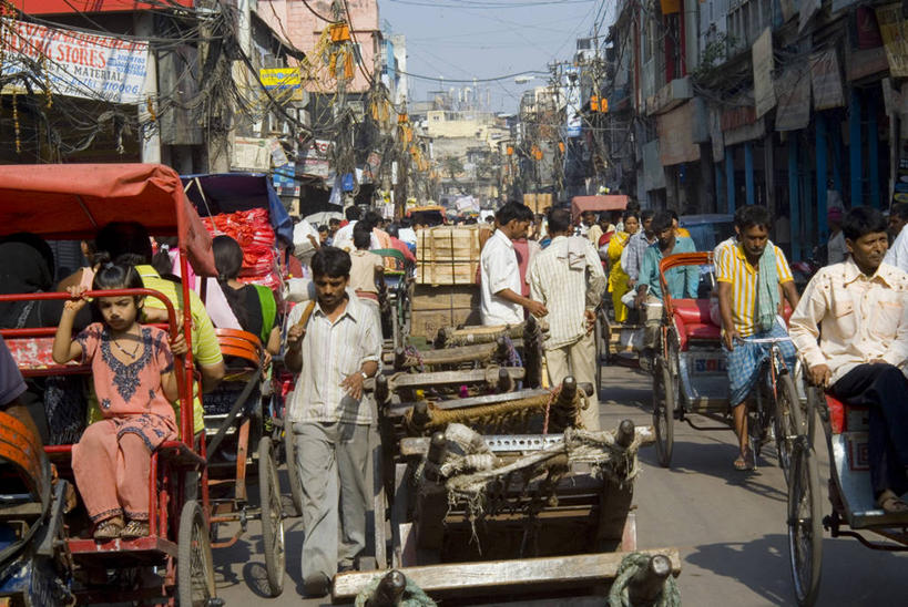 儿童,成年人,横图,室外,白天,城市,道路,街道,路,公路,自行车,印度,行人,黄包车,交通,许多人,一群人,摄影,德里,男人,马路,彩图