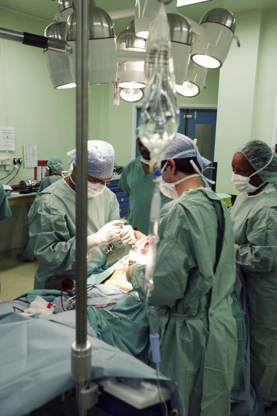 西方人,成年人,病人,站,竖图,室内,合作,团队,欧洲,欧洲人,五个人,分离,过滤,分开,英格兰,口罩,隔断,遮掩,摄影,隔离,手术,卫生,手术室,手术灯,掩盖,遮挡,净化,间隔,预防,手术台,遮盖,防尘,外科医生,手术帽,静脉滴注,掩饰,断绝,隔开,屏蔽,屏绝,远离,中断,阻遏,阻隔,白种人,彩图,手术衣