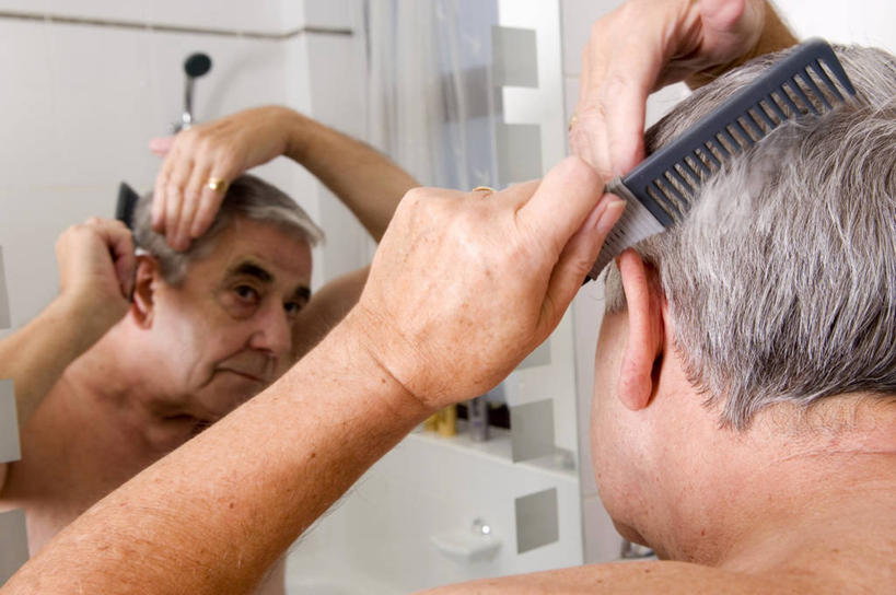 成年人,老年人,头发,一个人,举,横图,室内,特写,白天,镜子,浴室,仅一个男性,仅一个人,反射,梳头,英格兰,裸露,背面,托,仅一个老年男性,摄影,裸,四肢,老年男性,男人,男性,手臂,举起,举手,举着,向上举,向上伸,向上托,彩图,例行公事