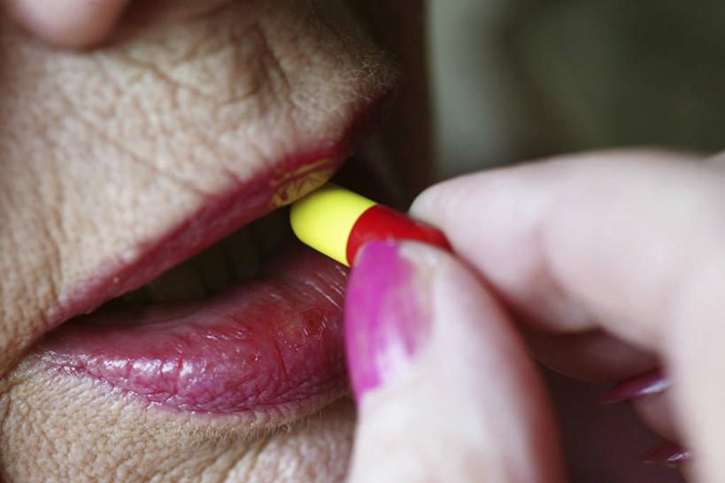 成年人,老年人,嘴,手,皱纹,一个人,横图,特写,仅一个女性,仅一个人,药,指甲油,依靠,胶囊,粉色,唇膏,吃药,生病,手指,摄影,仅一个老年女性,皮肤,部分,老年女性,女人,女性,口,口腔,嘴巴,嘴唇,彩图,影棚拍摄,对焦