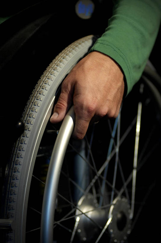 成年人,手,一个人,竖图,特写,仅一个男性,轮椅,握紧,摄影,部分,残疾,彩图,影棚拍摄