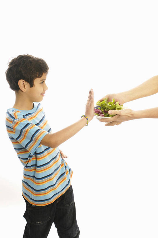 儿童,成年人,两个人,家庭,母亲,儿子,竖图,白色背景,侧面,条纹,冲突,沙拉,T恤,休闲装,碗,温暖,温馨,一家人,摄影,生活方式,协助,和睦,健康食物,四肢,谢绝,叛逆,男孩,男性,女人,女性,手臂,彩图,影棚拍摄,给予,融洽,态度