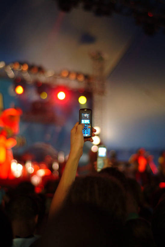 成年人,手,一个人,站,竖图,室内,夜晚,技术,手机,英国,仅一个年轻女性,仅一个女性,仅一个人,拿着,拍照,背面,摄影,部分,录音,群众,音乐人,无线电技术,音乐节,年轻女性,女人,女性,年轻人,休闲活动,彩图,数码录音机,数字录音器