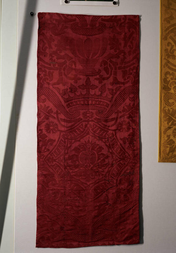 无人,竖图,插画,室内,白天,正面,数码,科技,吊挂,悬挂,阴影,网络,高光,几何,计算机图形,挂,合成,图画,画,红色,电脑合成图,数码合成图,合成图,漫画,意大利文化,巴洛克风格,写实,具体,具象,式样,美术工艺,挂毯,设计,彩图