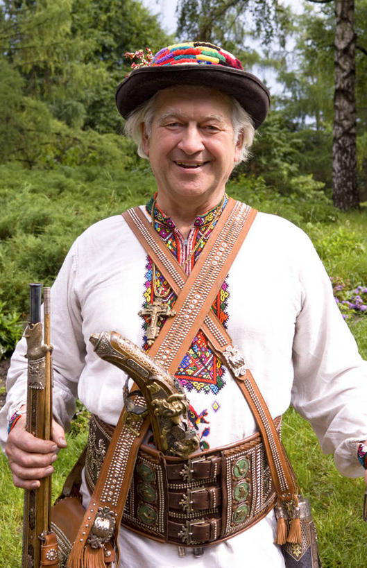 成年人,老年人,头发,一个人,站,微笑,竖图,室外,白天,正面,帽子,乌克兰,仅一个男性,仅一个人,挎包,首都,拿着,仅一个老年男性,摄影,肖像,来福枪,基辅,老年男性,男人,男性,半身,彩图,传统服装,传统文化