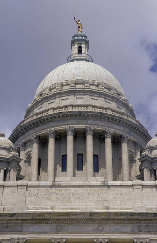 无人,竖图,室外,白天,仰视,建筑,雕塑,美国,雕像,柱子,宏伟,历史,国会大厦,地标建筑,摄影,巨大,庞大,罗得岛,圆顶建筑,万里无云,普罗维登斯,宏大,硕大,伟大,彩图,低角度拍摄