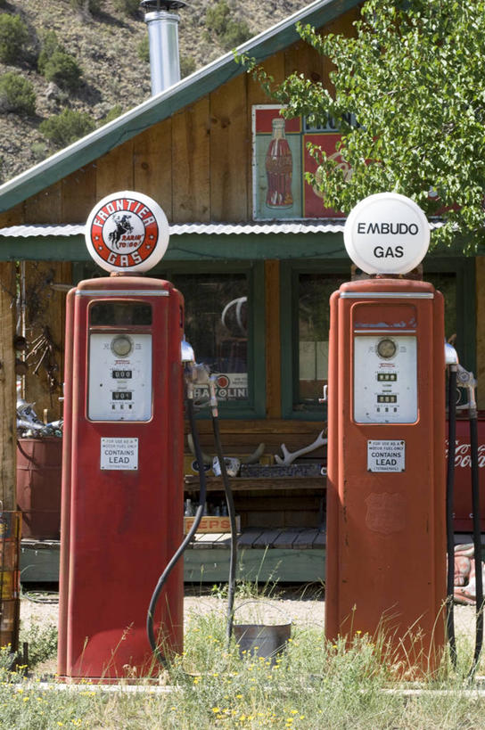 无人,博物馆,竖图,室外,白天,美国,废弃,历史,摄影,古董,报废,英文字母,废物,石油工业,丢弃,放弃,抛弃,加油机,新墨西哥,摈弃,彩图,旅行,屏弃,摈斥,摒除