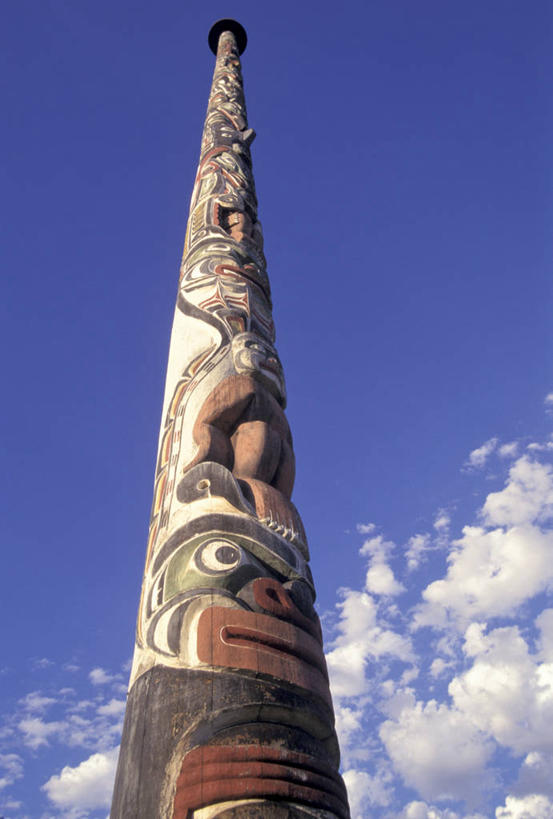 无人,竖图,室外,白天,镜头眩光,仰视,雕塑,加拿大,艺术,装饰,木制,雕刻,雕像,云,天空,工艺品,摄影,纪念,美术,主题,陈列,功能,美学,温哥华,大不列颠哥伦比亚,美术工艺,图腾柱,彩图,低角度拍摄