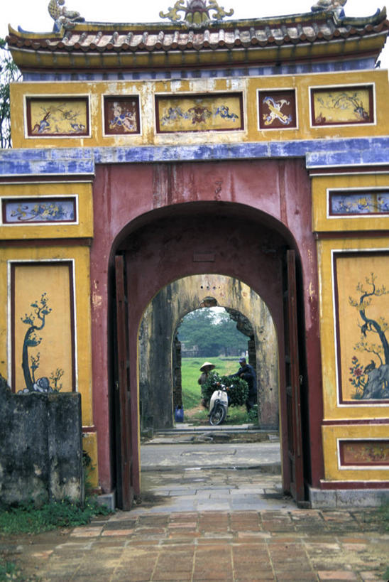 竖图,室外,白天,建筑,越南,装饰,大门,拱门,历史,城墙,摄影,彩图,旅行,顺化,传统文化