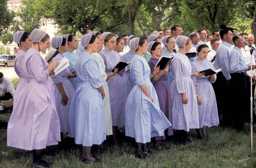 成年人,站,横图,室外,白天,许多人,拿着,社区,一群人,摄影,唱,一致,男人,女人,书,歌手,彩图,传统服装,传统文化