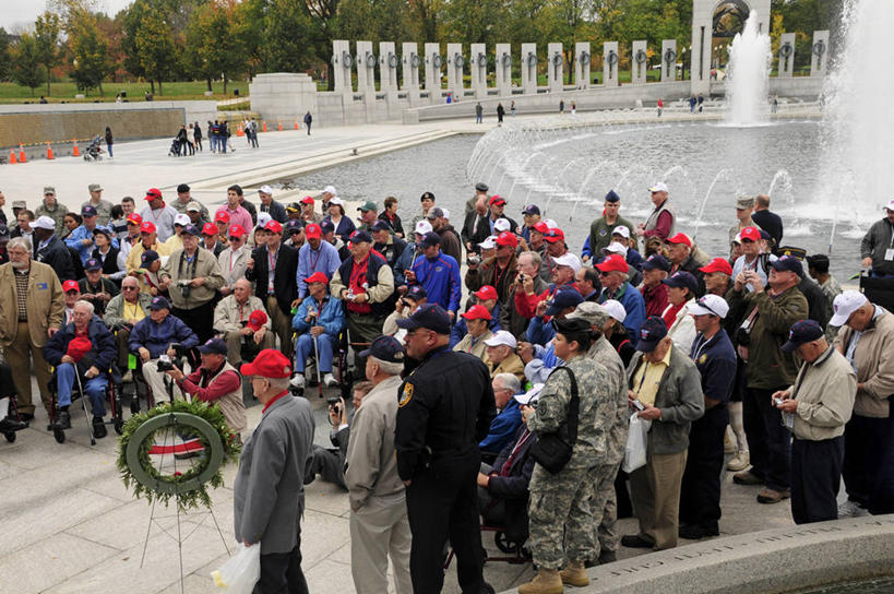 成年人,老年人,站,横图,室外,白天,骄傲,水,城市,喷泉,美国,士兵,池塘,纪念碑,首都,许多人,历史,战争纪念碑,轮椅,地标建筑,一群人,鸭舌帽,战争,摄影,纪念,留念,第二次世界大战,怀念,残疾,群众,退伍军人,华盛顿特区,二战纪念碑,老年男性,老年女性,男人,男性,女人,女性,彩图,旅行
