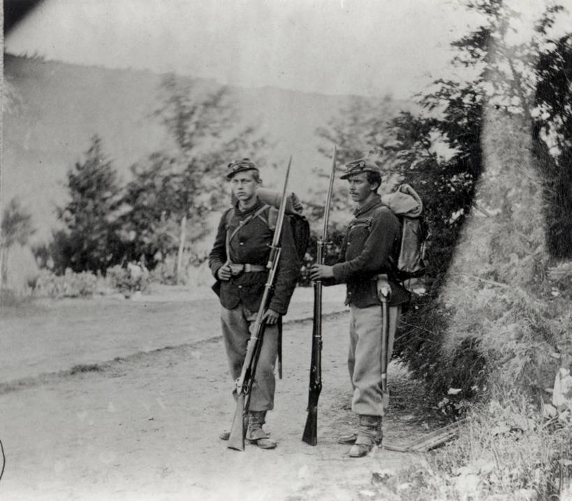 成年人,一个人,两个人,站,横图,室外,白天,旅游,度假,美景,美国,仅一个男性,仅一个人,士兵,景观,历史,娱乐,仅一个年轻男性,自然,享受,休闲,景色,放松,摄影,自然风光,军服,等,美国文化,背包客,内战,刺刀,男人,男性,年轻男性,年轻人,彩图