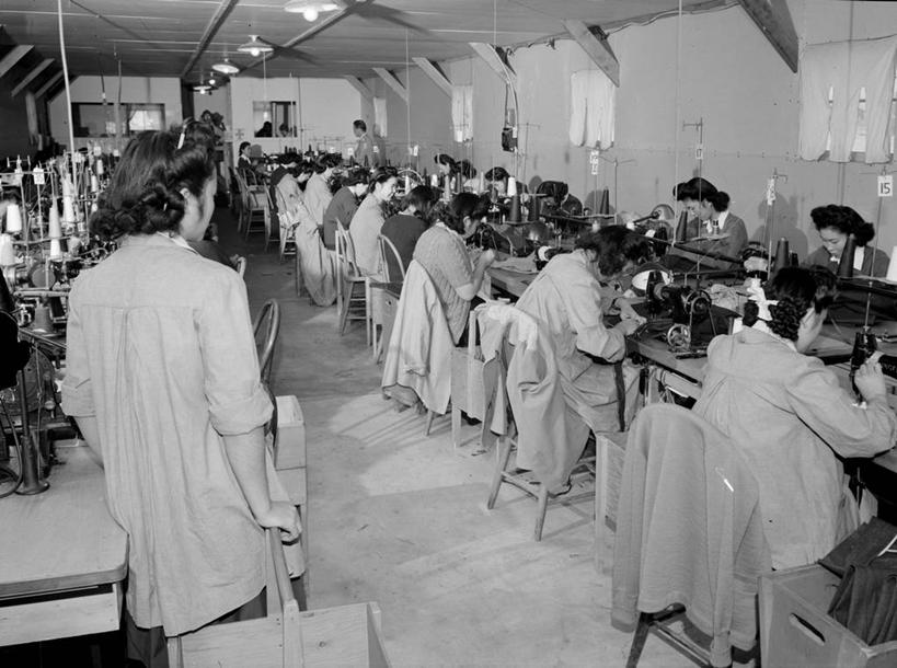 儿童,成年人,站,坐,横图,室内,白天,制服,合作,团队,美国,许多人,休闲装,历史,书桌,缝纫机,一群人,放松,摄影,缝纫,制造,加利福尼亚,美国文化,女孩,彩图