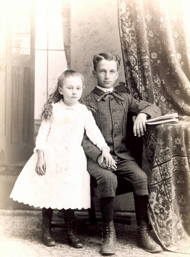 儿童,两个人,兄弟,姐妹,站,坐,竖图,室内,白天,纯洁,纺织品,连接,正装,历史,思考,可爱,童年,童趣,摄影,肖像,童真,烂漫,无邪,天真,男孩,男性,女孩,女性,手牵手,彩图,传统文化