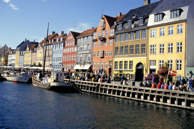 码头,横图,室外,白天,度假,港口,船,丹麦,一排,行人,游客,游人,整齐,首都,路人,旅客,排列,摄影,运河,队列,哥本哈根,过客,休闲活动,彩图,摆渡口,埠头,渡口,渡头,港湾,海港,货运码头,口岸,商港,丹麦国旗