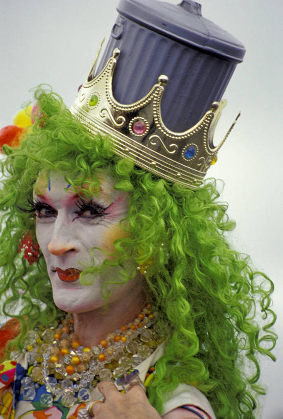 成年人,脸,头,脸颊,一个人,微笑,竖图,彩色,室外,白天,珠宝,纽约,美国,仅一个男性,假发,肩膀,彩妆,唇膏,个性,摄影,五颜六色,色彩斑斓,肖像,身份,五彩缤纷,纽约州,五彩斑斓,五光十色,头部,脸部,脸蛋,面部,彩图