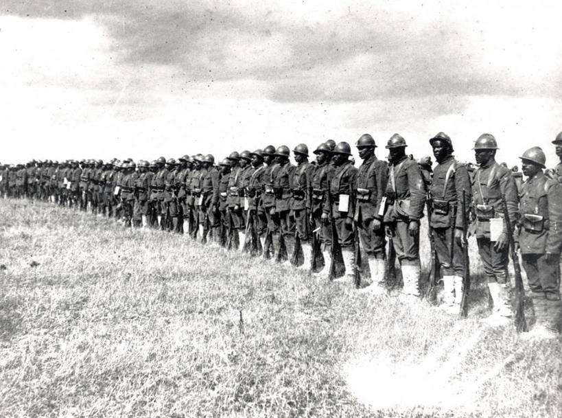 成年人,横图,室外,白天,法国,一排,士兵,整齐,许多人,历史,排列,一群人,摄影,队列,军服,勇气,战场,彩图,第一次世界大战