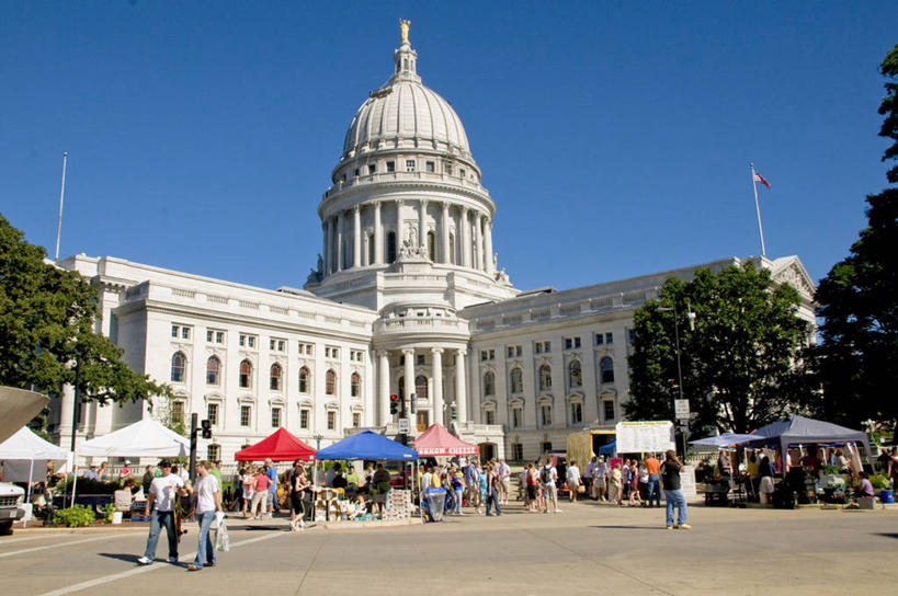 广场,横图,室外,白天,城市,建筑,美国,柱子,历史,国会大厦,树,地标建筑,摄影,圆顶建筑,政府,万里无云,威斯康星,麦迪逊,彩图,旅行