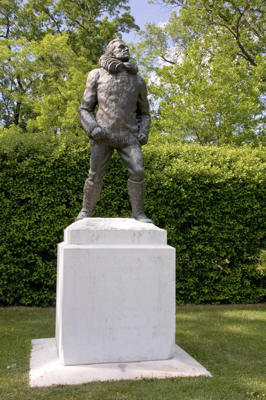 无人,竖图,室外,白天,美国,标志,雕像,符号,历史,标识,树,墓地,摄影,美国文化,维吉尼亚,性别符号,美术工艺,树篱,彩图,旅行,阿林顿国家公墓,海军上将,男性符号