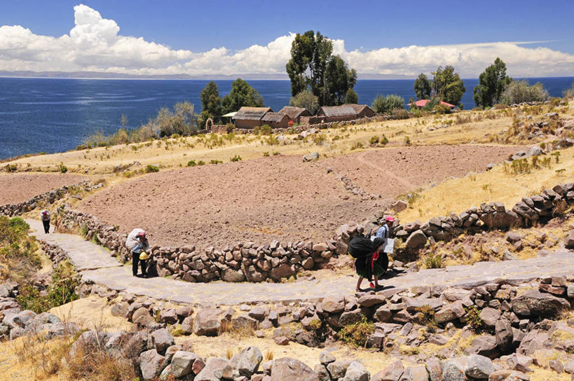 四个人,横图,室外,白天,旅游,度假,湖,美景,秘鲁,岛,地平线,地形,景观,水平线,乡村,娱乐,自然,享受,休闲,景色,放松,摄影,运送,自然风光,的的喀喀湖,塔奇拉,彩图,旅行,传统文化