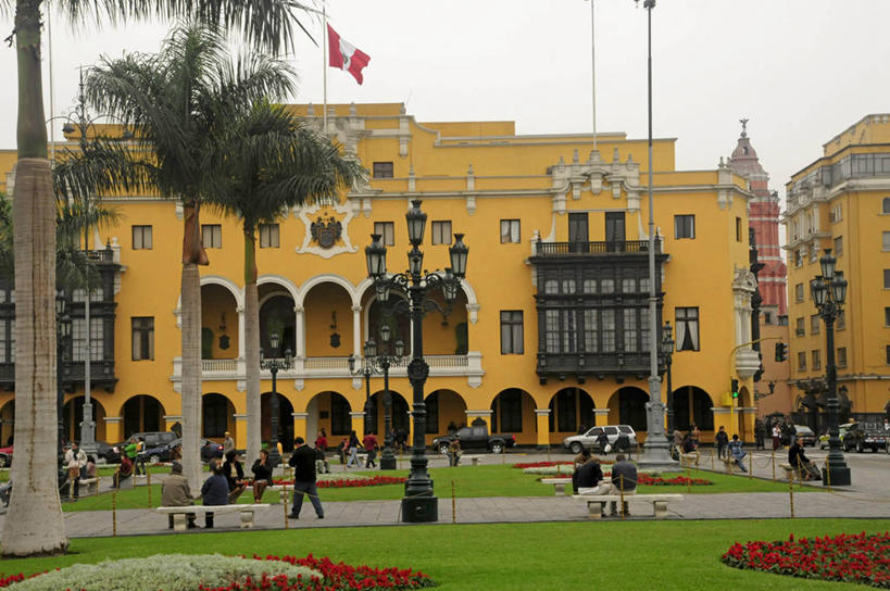 广场,横图,室外,白天,草坪,城市,建筑,路灯,棕榈树,旗帜,秘鲁,花坛,拱门,首都,花,摄影,市政厅,彩图,旅行