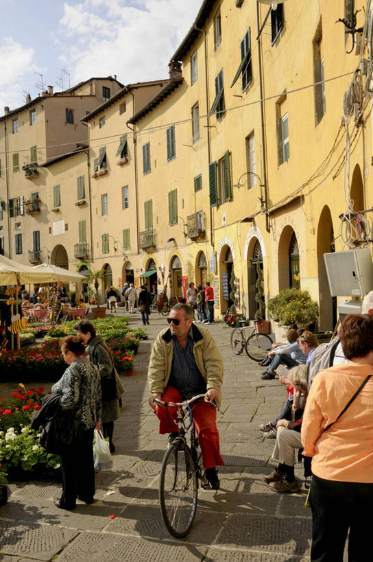 成年人,广场,竖图,室外,白天,旅游,城市,建筑,自行车,意大利,行人,游客,游人,古城,休闲装,货摊,古罗马,路人,旅客,车,脚踏车,花,骑,地标建筑,交通工具,骑车,放松,摄影,载具,意大利文化,圆形剧场,卢卡,过客,男人,女人,彩图,旅行