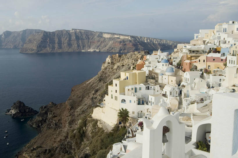 无人,横图,俯视,室外,白天,海洋,多云,建筑,风车,希腊,欧洲,海岸线,悬崖,城镇,古城,历史,地标建筑,摄影,基克拉迪群岛,圣托里尼岛,希腊文化,希腊共和国,基克拉泽斯群岛,彩图,高角度拍摄