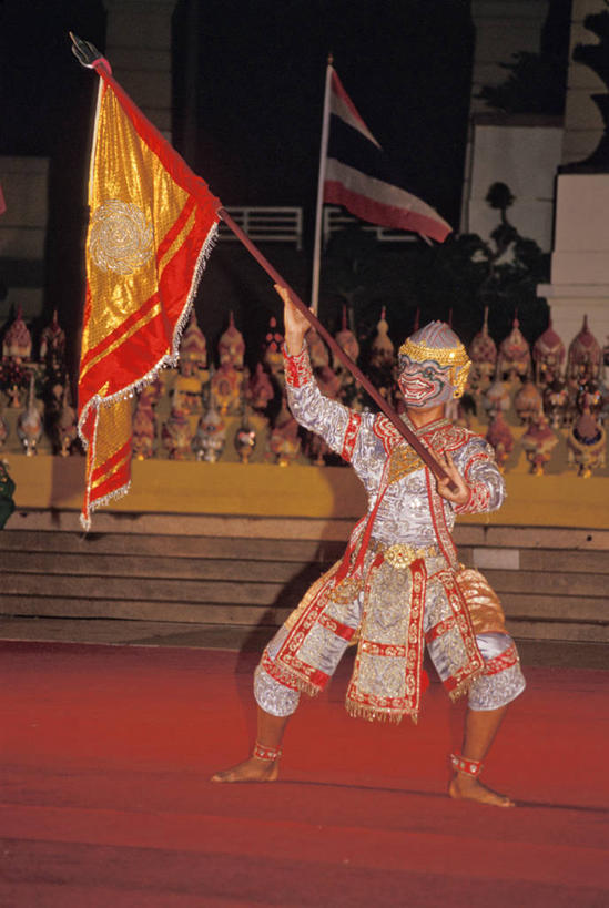 站,竖图,室外,白天,正面,旗帜,曼谷,泰国,首都,挥手,拿着,摄影,张开双腿,肖像,印度文化,印度教,展开双腿,彩图,传统服装,伸展双腿,传统文化