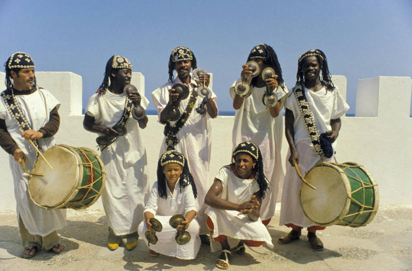 成年人,站,蹲,横图,室外,白天,正面,日光,摩洛哥,鼓,乐器,白色,摄影,音乐人,男人,彩图,传统服装,传统文化