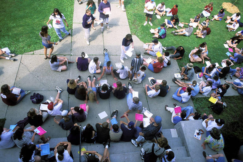 成年人,站,坐,横图,俯视,室外,白天,草坪,教育,校园,摄影,群众,年轻男性,女人,年轻人,大学生,步行,彩图,高角度拍摄,大学