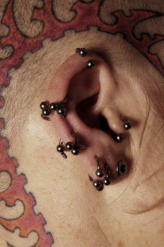 成年人,耳朵,一个人,竖图,室内,特写,白天,侧面,英国,仅一个年轻女性,仅一个女性,仅一个人,英格兰,纹身,个性,摄影,生活方式,部分,青春期,痛苦,朋克,叛逆,年轻女性,女人,女性,年轻人,耳,耳部,彩图,态度