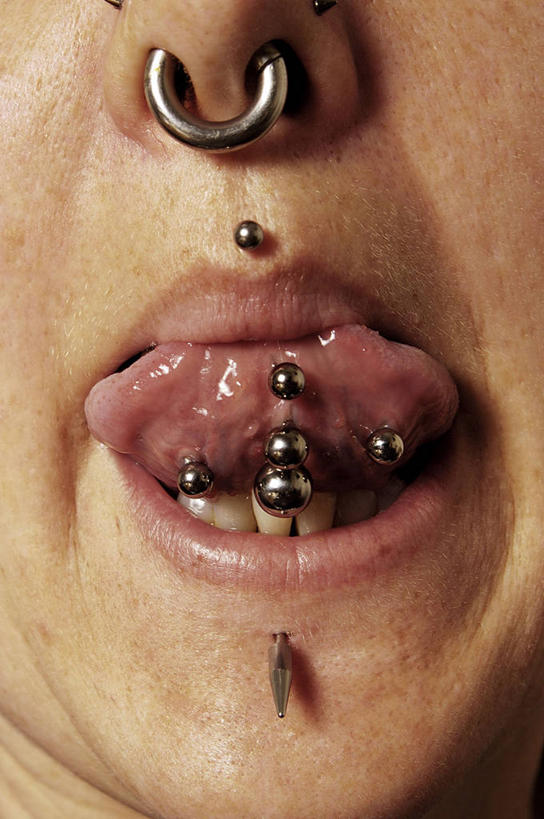 成年人,嘴,一个人,竖图,室内,特写,白天,正面,时尚,英国,仅一个年轻女性,仅一个女性,仅一个人,英格兰,个性,摄影,生活方式,部分,青春期,鼻钉,舌钉,叛逆,年轻女性,女人,女性,年轻人,舌头,口,口腔,嘴巴,嘴唇,彩图,态度