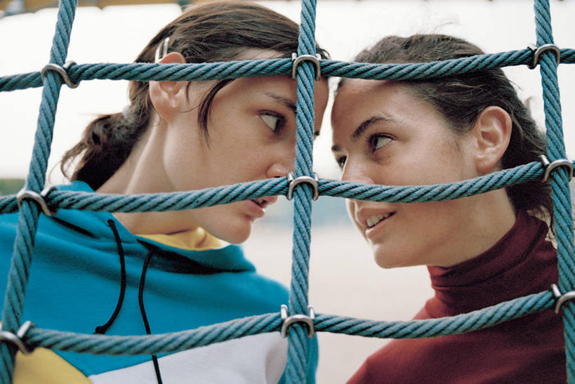 少年,脸,头,脸颊,一个人,两个人,横图,室内,白天,运动服,友谊,运动,英国,仅一个年轻女性,仅一个女性,仅一个人,注视,英格兰,肩膀,车队,观察,看,面对面,凝视,摄影,观看,察看,关注,写实,年轻女性,女人,女性,头部,脸部,脸蛋,面部,彩图,高领毛衣