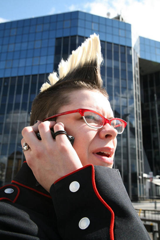 成年人,脸,头,脸颊,一个人,站,竖图,室外,白天,时尚,通讯,手机,英国,仅一个年轻女性,仅一个女性,仅一个人,眼镜,听,衣领,英格兰,肩膀,星形,个性,摄影,决心,肖像,朋克,耳饰,无线电技术,茄克,叛逆,年轻女性,女人,女性,年轻人,头部,发型,脸部,脸蛋,面部,说话,彩图,态度