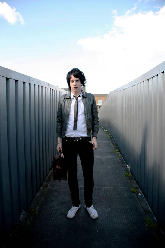 成年人,一个人,站,竖图,室外,白天,正面,时尚,手提箱,英国,仅一个男性,仅一个人,服装,皮革,首都,拿着,外套,英格兰,仅一个年轻男性,衣服,灰色,个性,摄影,服饰,生活方式,人行桥,夹克,衣着,夹克衫,穿着,皮夹克,衣饰,茄克,东伦敦,男人,男性,年轻男性,年轻人,外衣,彩图,短外衣,独立摇滚