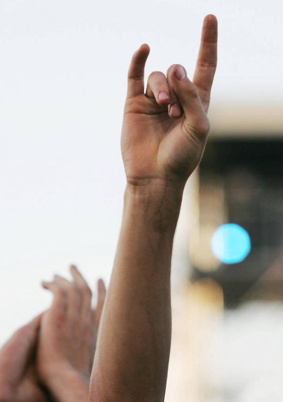 成年人,两个人,举,鼓掌,竖图,室外,特写,白天,英国,指,指点,英格兰,手势,托,手指,摄影,部分,指向,四肢,怀特岛,音乐节,年轻女性,女人,年轻人,手臂,举起,举手,举着,向上举,向上伸,向上托,彩图,打手势