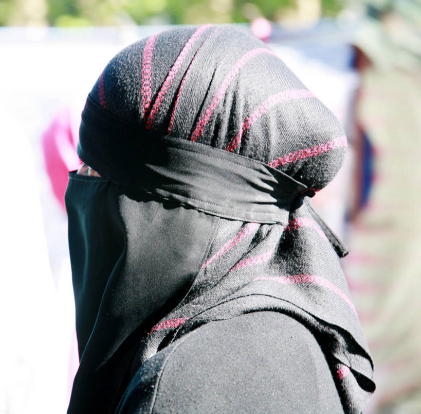 成年人,脸,头,脸颊,一个人,站,横图,方图,室外,特写,白天,侧面,英国,仅一个年轻女性,仅一个女性,仅一个人,覆盖,条纹,朦胧,模糊,头巾,头饰,首都,英格兰,少数民族,肩膀,衣服,黑色,发饰,遮,遮掩,摄影,宗教,面纱,掩盖,隐藏,伊斯兰教,遮挡,身份,宗教服装,遮盖,掩饰,东伦敦,年轻女性,女人,女性,年轻人,头部,脸部,脸蛋,面部,彩图,传统服装,社会问题