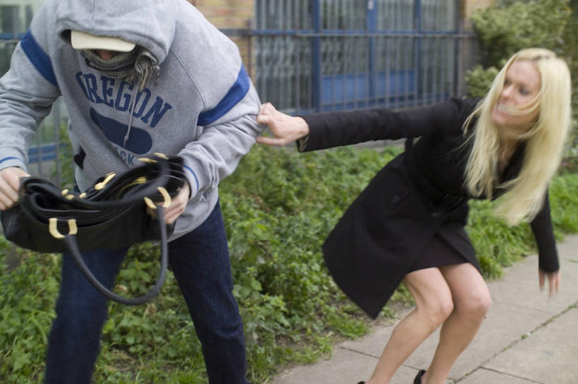 成年人,头发,两个人,站,拉,横图,室外,白天,城市,街道,英国,服装,包,人行道,首都,休闲装,衣服,休闲,休闲服,金色,连帽衫,摄影,服饰,奋斗,犯罪,暴力,威胁,罪犯,零钱包,骚扰,抢劫,帽衫,打劫,盗贼,偷盗,危险,年轻男性,年轻女性,年轻人,彩图,社会问题