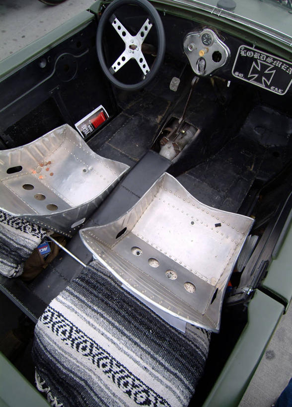 无人,竖图,俯视,室外,特写,白天,汽车,美国,标志,数字,文字,字符,指针,标识,两个,方向盘,个性,运输,摄影,阿拉伯数字,部分,老爷车,仪表盘,驾驶座,拉斯维加斯,仪表,彩图,高角度拍摄,改装车