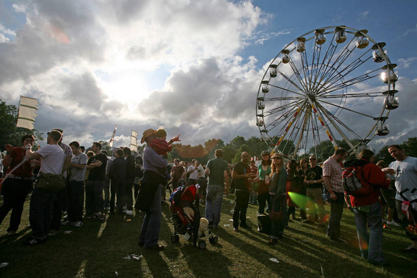 儿童,成年人,父亲,运动场,站,横图,室外,白天,英国,云,首都,许多人,英格兰,草,蓝色,天空,夏天,一群人,摄影,大转轮,写实,折叠童车,音乐节,男人,年轻男性,年轻女性,女人,年轻人,彩图