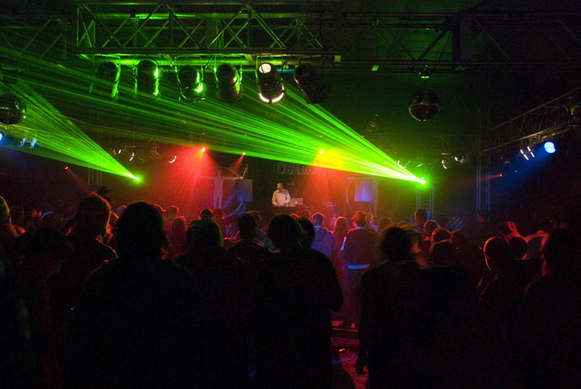 成年人,横图,彩色,室内,夜晚,聚会,旅游,度假,夜生活,激光,英国,光,许多人,娱乐,英格兰,背面,绿色,一群人,享受,休闲,放松,俱乐部,摄影,五颜六色,明亮,色彩斑斓,照明设备,剪影,夜总会,五彩缤纷,群众,舞池,五彩斑斓,五光十色,音乐节,男人,年轻男性,年轻女性,女人,年轻人,彩图,舞蹈