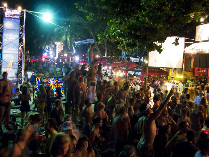 成年人,站,举,横图,俯视,彩色,室外,夜晚,运动模糊,聚会,度假,夜生活,路灯,泰国,行人,游客,游人,节日,欢呼,许多人,路人,旅客,树,托,一群人,夸张,俱乐部,摄影,五颜六色,色彩斑斓,指挥台,五彩缤纷,写实,五彩斑斓,五光十色,过客,年轻女性,女人,年轻人,举起,举手,举着,向上举,向上伸,向上托,彩图,高角度拍摄,旅行,舞蹈