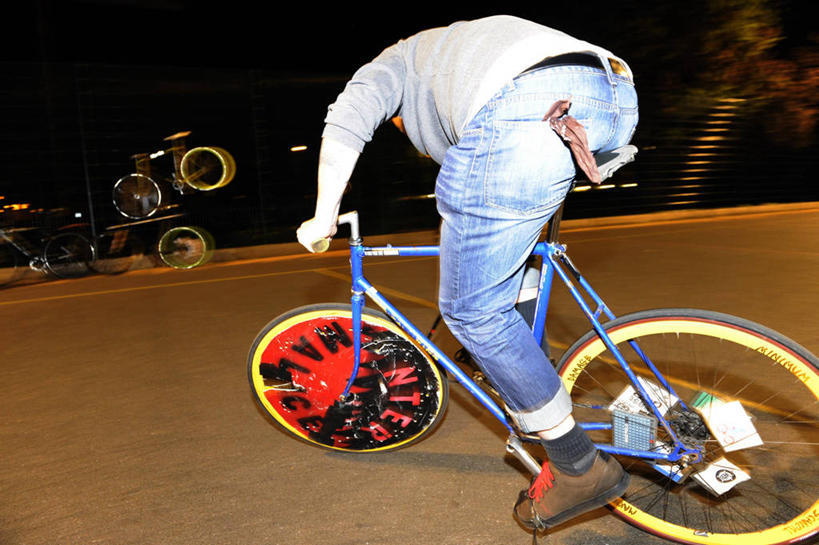 西方人,成年人,一个人,横图,室外,特写,白天,城市,欧洲,欧洲人,仅一个男性,仅一个人,朦胧,模糊,竞技运动,首都,牛仔裤,休闲装,仅一个年轻男性,背面,车轮,平衡,摄影,迅速,写实,男人,男性,年轻男性,白种人,年轻人,彩图