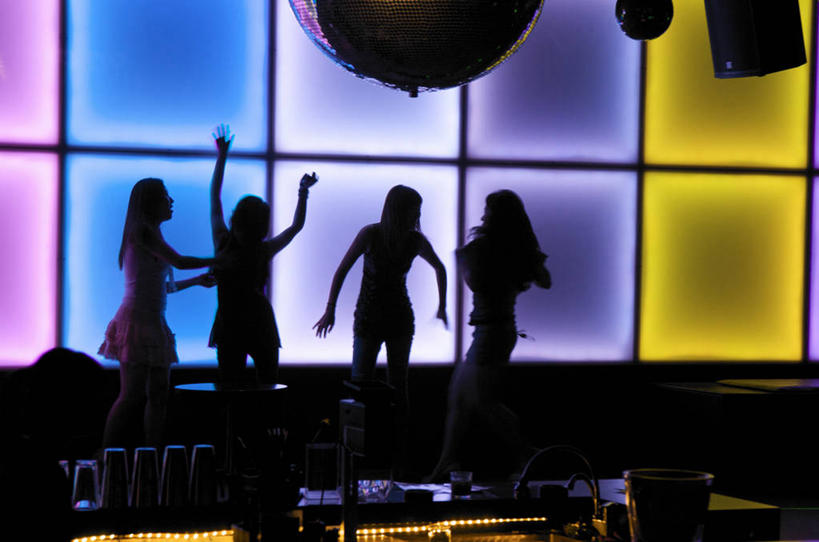 成年人,四个人,站,横图,室内,夜晚,聚会,旅游,度假,首尔,韩国,首都,娱乐,紫色,享受,休闲,放松,俱乐部,摄影,剪影,夜总会,舞池,音乐人,写实,年轻女性,女人,年轻人,彩图,舞蹈