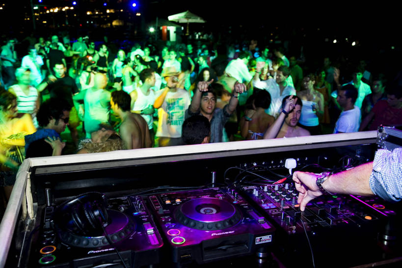 成年人,手,站,横图,室外,夜晚,聚会,旅游,度假,夜生活,首都,许多人,娱乐,一群人,享受,休闲,放松,摄影,准确,中东,舞池,音乐人,阿拉伯联合酋长国,阿布扎比,波斯湾,写实,技能,音乐节,男人,年轻男性,年轻女性,女人,年轻人,半身,彩图,旅行,舞蹈