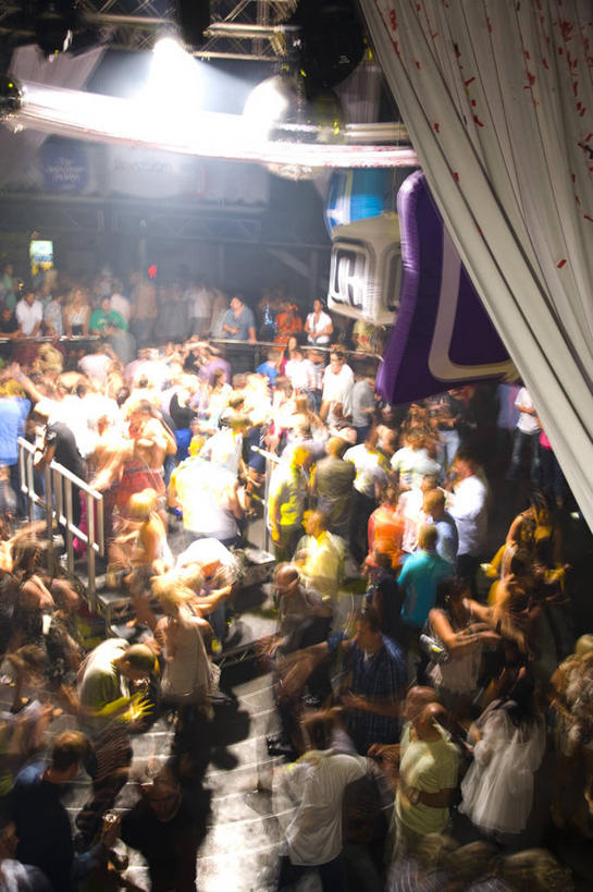 成年人,竖图,俯视,室内,夜晚,运动模糊,聚会,旅游,度假,夜生活,英国,许多人,娱乐,英格兰,一群人,享受,休闲,放松,俱乐部,摄影,夜总会,群众,舞池,音乐人,男人,年轻男性,年轻女性,女人,年轻人,彩图,高角度拍摄,舞蹈