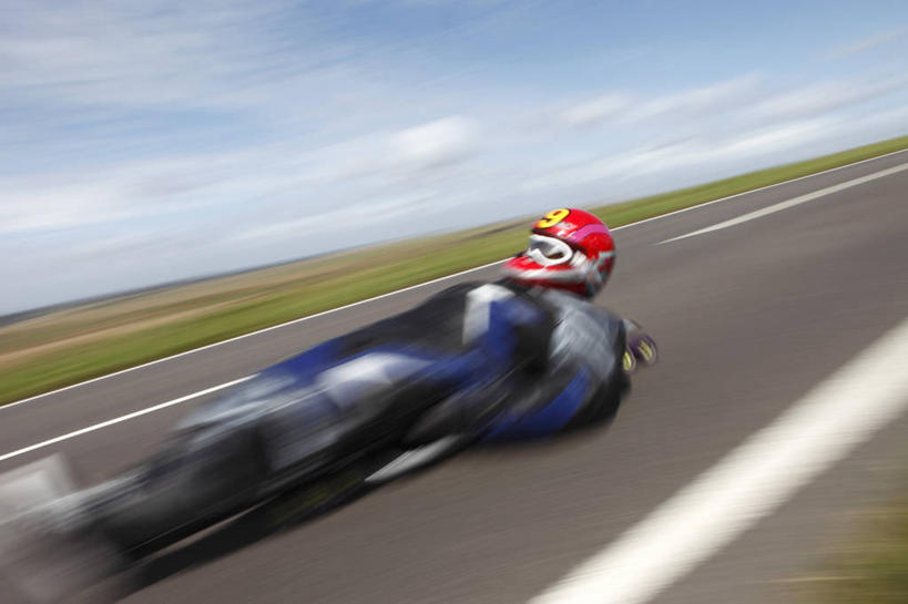 成年人,一个人,躺,横图,室外,白天,侧面,运动模糊,锻炼,快乐,风险,比赛,运动,竞争,英国,仅一个男性,仅一个人,头饰,娱乐,极限运动,英格兰,刺激,仅一个年轻男性,休闲,摄影,迅速,体育运动,沥青,写实,伊斯特本,体育,男人,男性,年轻男性,年轻人,彩图,健身,无舵雪橇,锦标赛